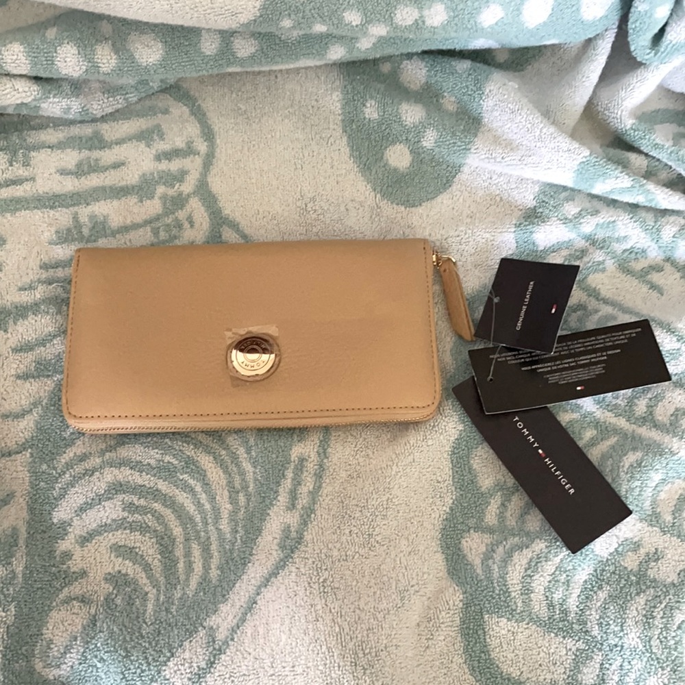 Tommy Hilfiger Signature Zippered Wallet